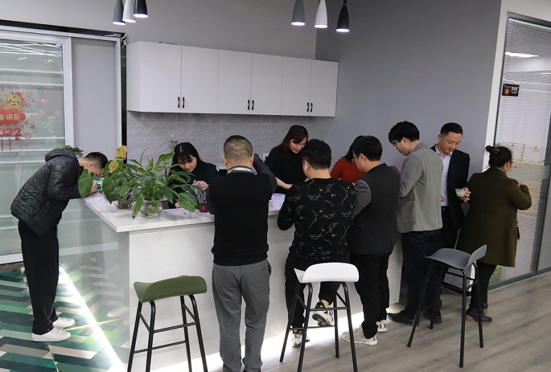 冬至汤圆饺子情，凯发k8国际(中国)官方网站·一触即发温暖一家亲