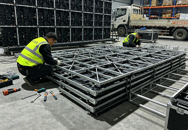 led租赁屏搭建现场图.jpg led租赁屏搭建现场图.jpg